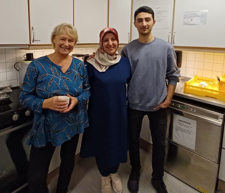 KJØKKENTJENESTE: Tove Høgli, Ayse Senturk og Mustafo Senturk hjalp til med servering fra kjøkkenet FOTO:Line Larsen