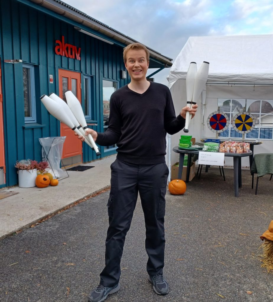 GLEDER SEG: Kristian gleder seg til å underholde små og store i Løten. FOTO: Line Larsen