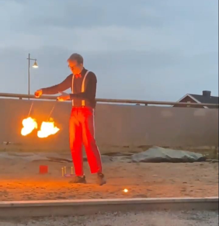 FLAMMER: Kristian Urdalen sjonglerer med flammer. FOTO: Løten Bakeri