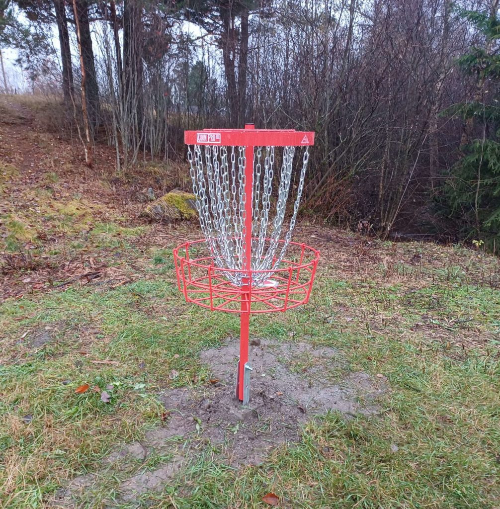 KURV: Frisbee skal treffe i slike kurver, som er plassert rundt i området. FOTO: Line Larsen