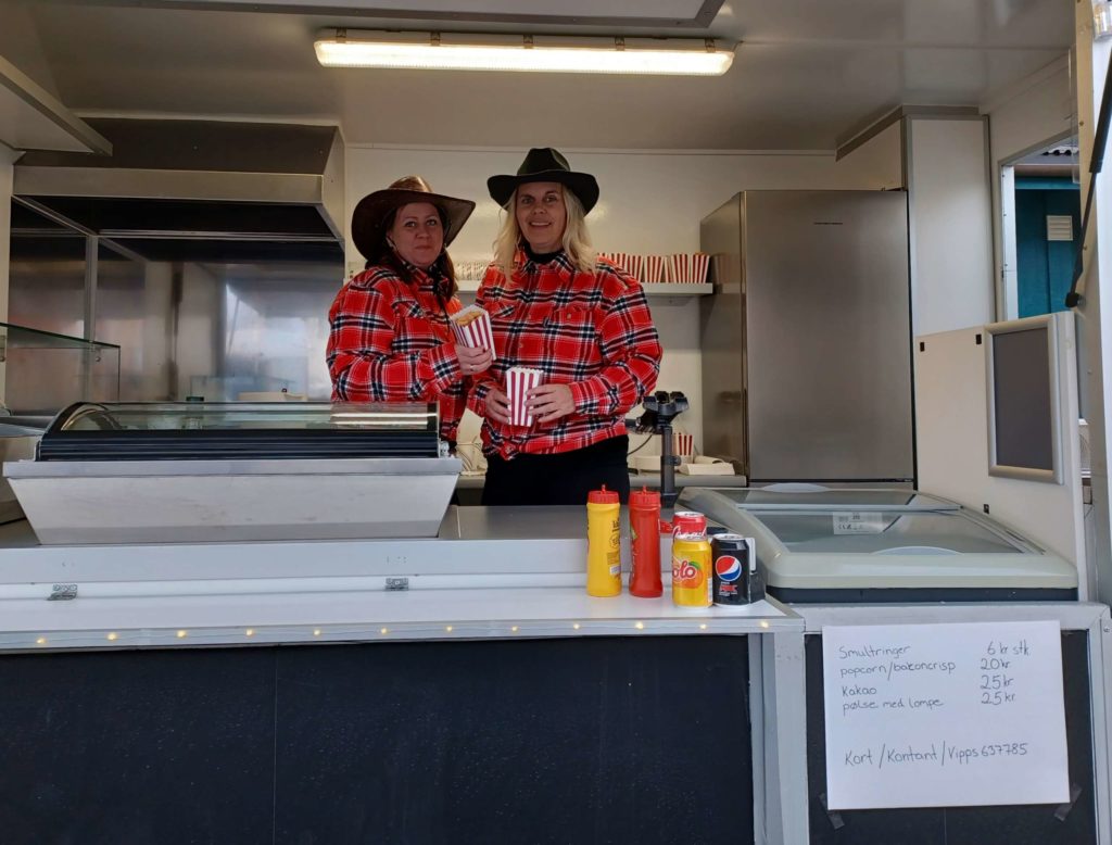 PØLSER OG BACONCRISP: Marianne Heimdal-Sjølie og Hilde Larsen hadde lånt vogn fra kommunen for å selge snacks til showet. FOTO: Line Larsen