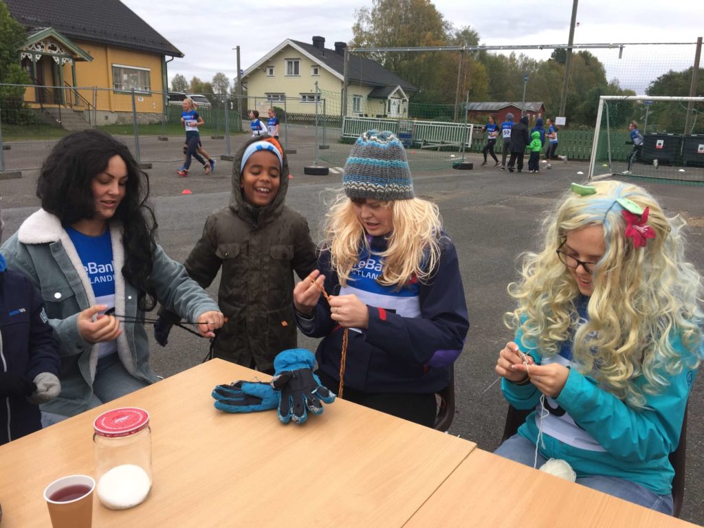 KREATIVE: Sponsorløpet handler ikke bare om løping. Strikking og hekling er også en kreativ måte å tjene penger på. Her ser vi fra venstre Olivia D. Olsen, Joshua Weldehana, Heidi Merete Sandtorp og Julie Van Walsum. Foto: Hedemarken friskole.