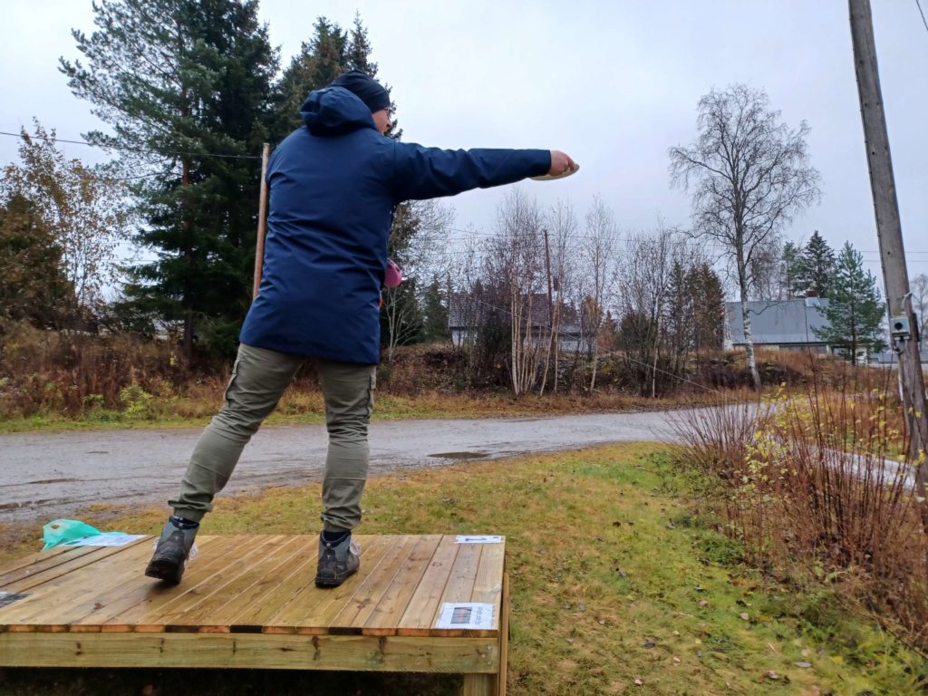 Å KASTE PLATE: Thore Berglund viser hvordan plate skal kastes FOTO: Line Larsen