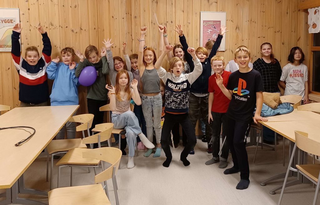 SÅ GØY MED DISCO: 6. klasse fra Lund skole hadde samlet seg for å gå på disco, og var storfornøyd med kvelden. FOTO: Line Larsen