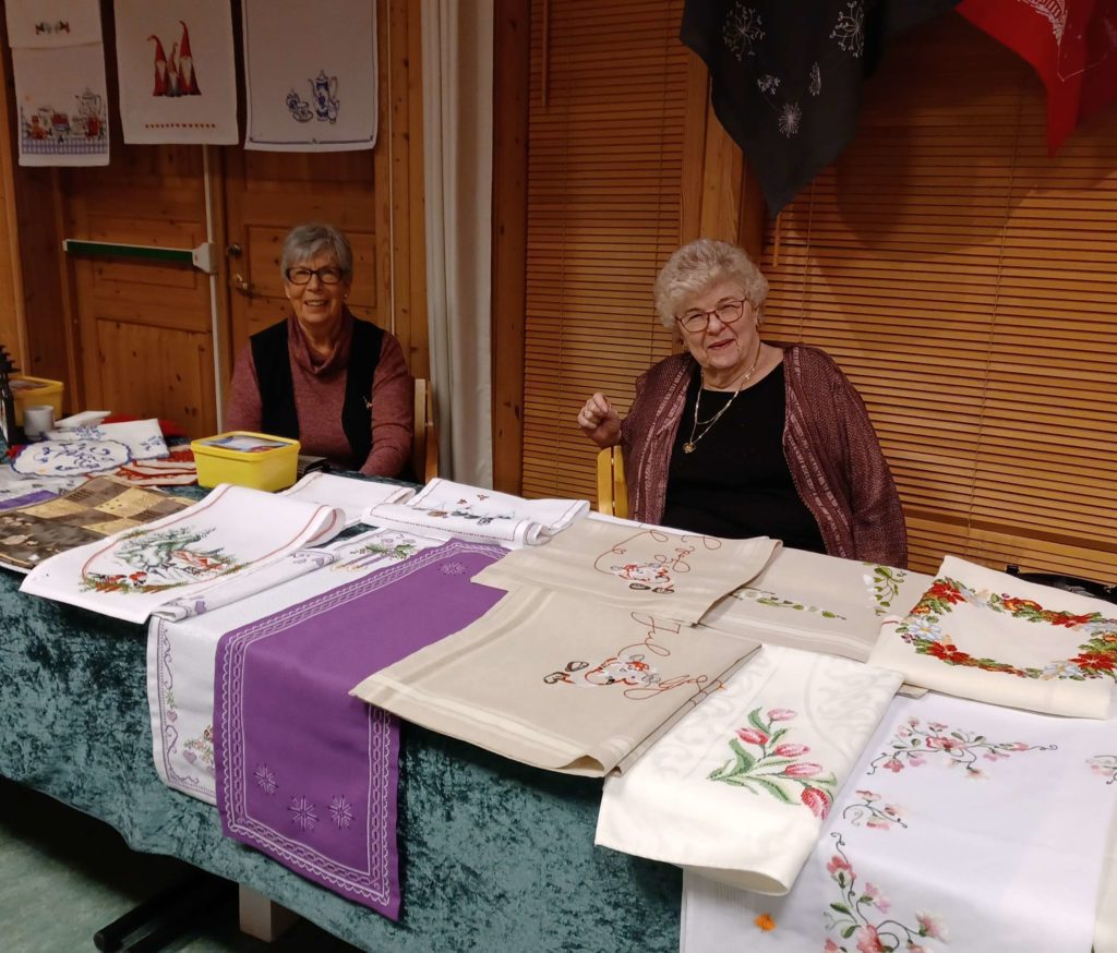ENDELIG JULEMESSE: Aud Huse og Anne Berit Ommundsen er glade for at de endelig får invitere til julemesse og salg av sin lappeteknikk igjen. FOTO: Line Larse