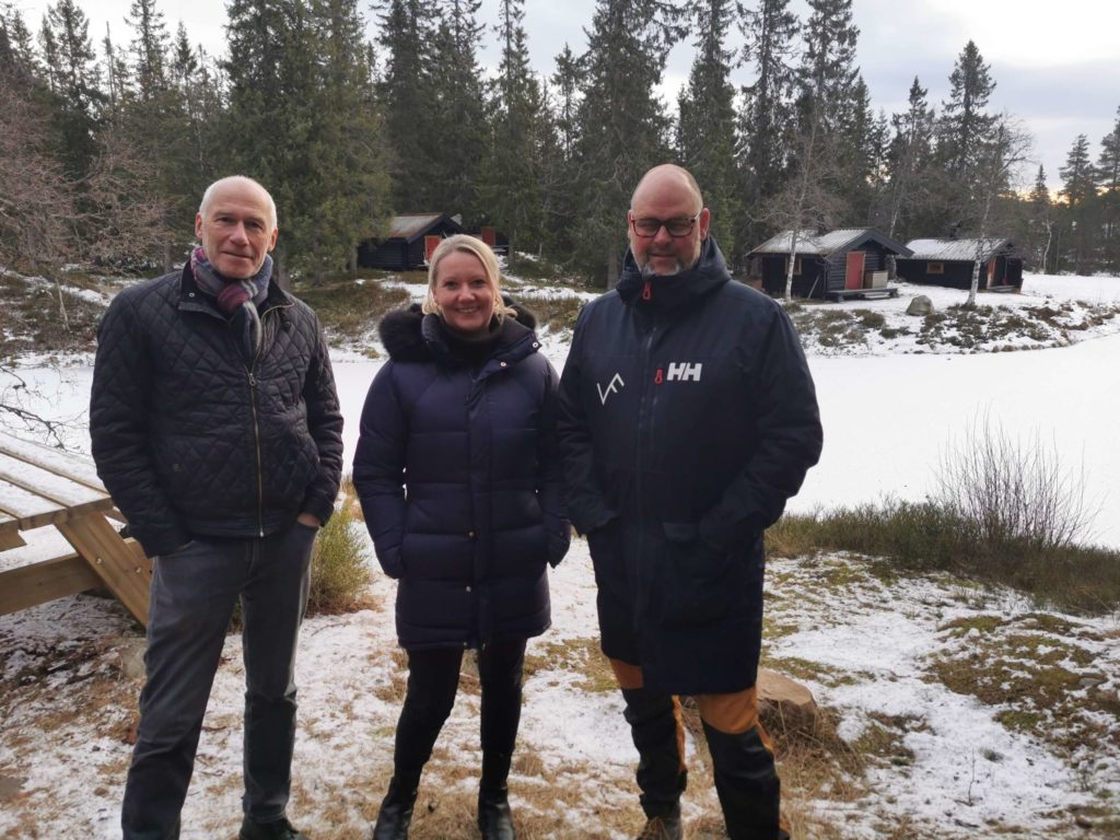 FORNØYD MED SAMARBEIDET: Endre Jørgensen og Hilde Nyborg Fischer er svært fornøyd med samarbeidet med Espen Bjørkheim fra Eventlaget AS. Høy energi, pågangsmot og kjennskap til det meste - er en god beskrivelse av Bjørkheim. FOTO: Thomas Mølstad, HamarRadioen.