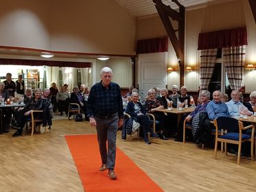 ELDSTE MEDLEM: Dagfinn Bolstad er foreningens eldste medlem, med sine 85 år. Han høstet applaus når han viste fram bukser som er på mote nå. FOTO: Line Larsen.