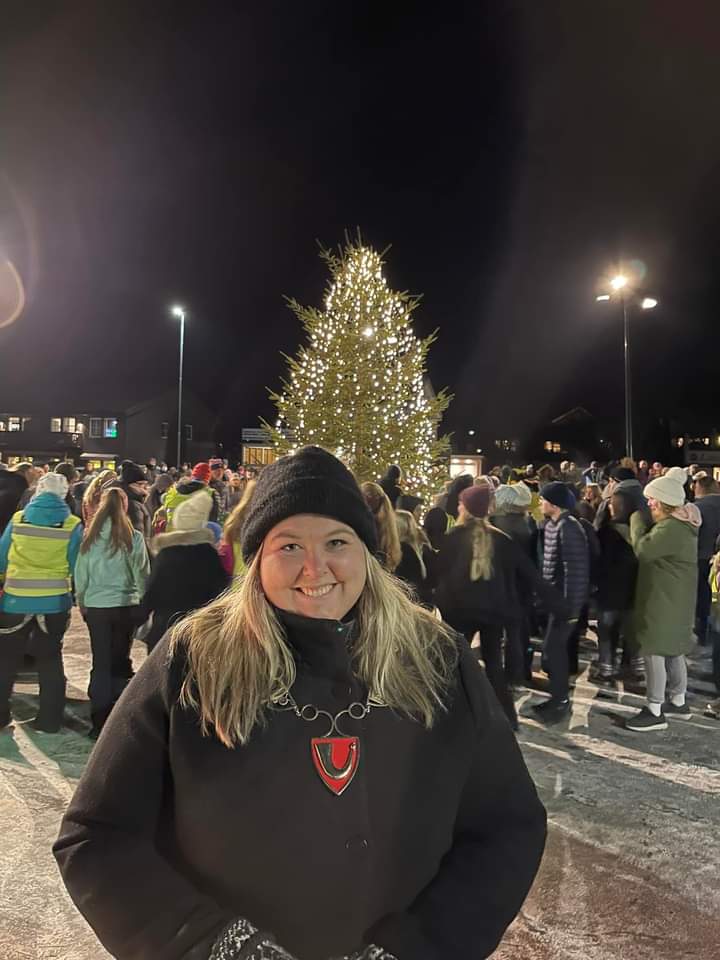 TAKK FOR INNSATS: Ordfører Marte takket for all innsats som var lagt ned for å ha fått det så fint i sentrum før jul. FOTO: Løten Kommune.