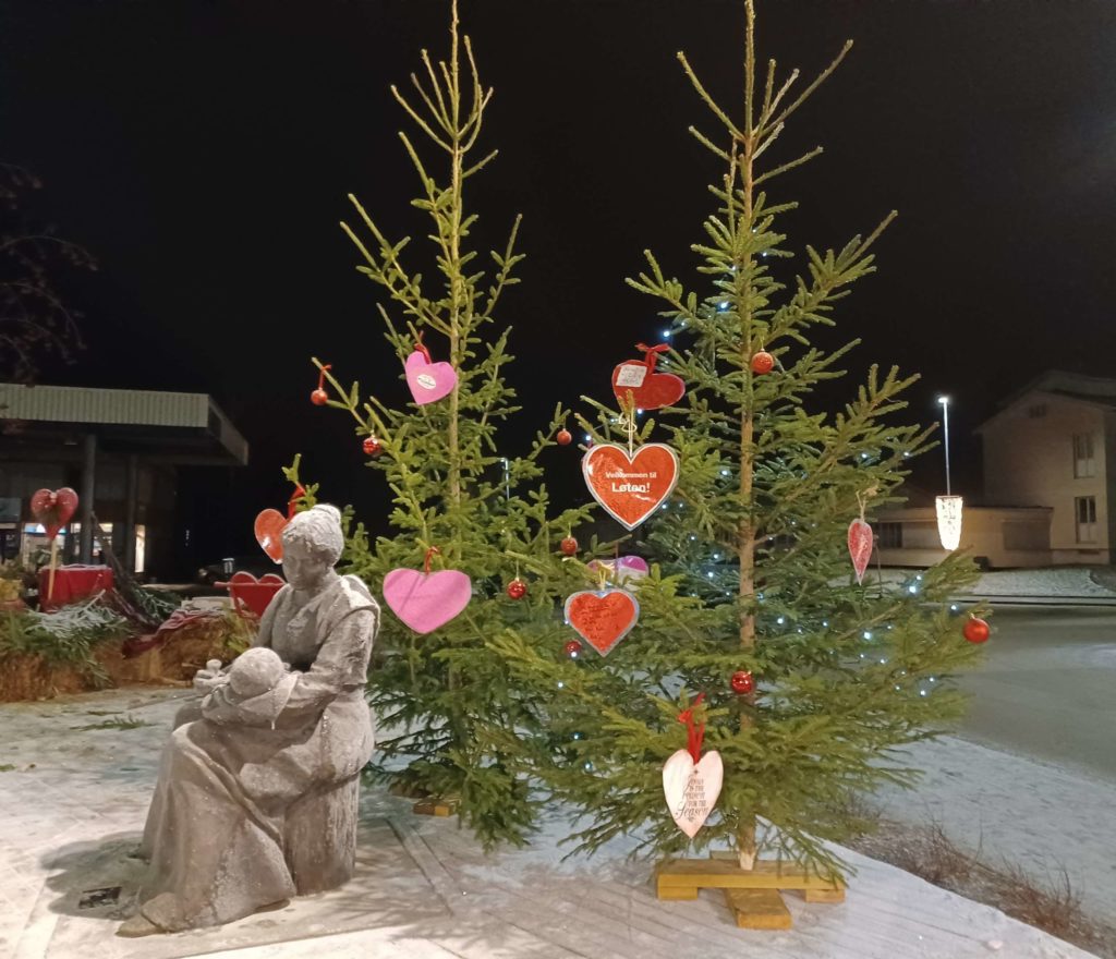 PYNT I SENTRUM: Juletrær pyntet av Frivillighetssentralen er plassert flere steder i sentrum for å få oss i julestemning. FOTO: Line Larsen