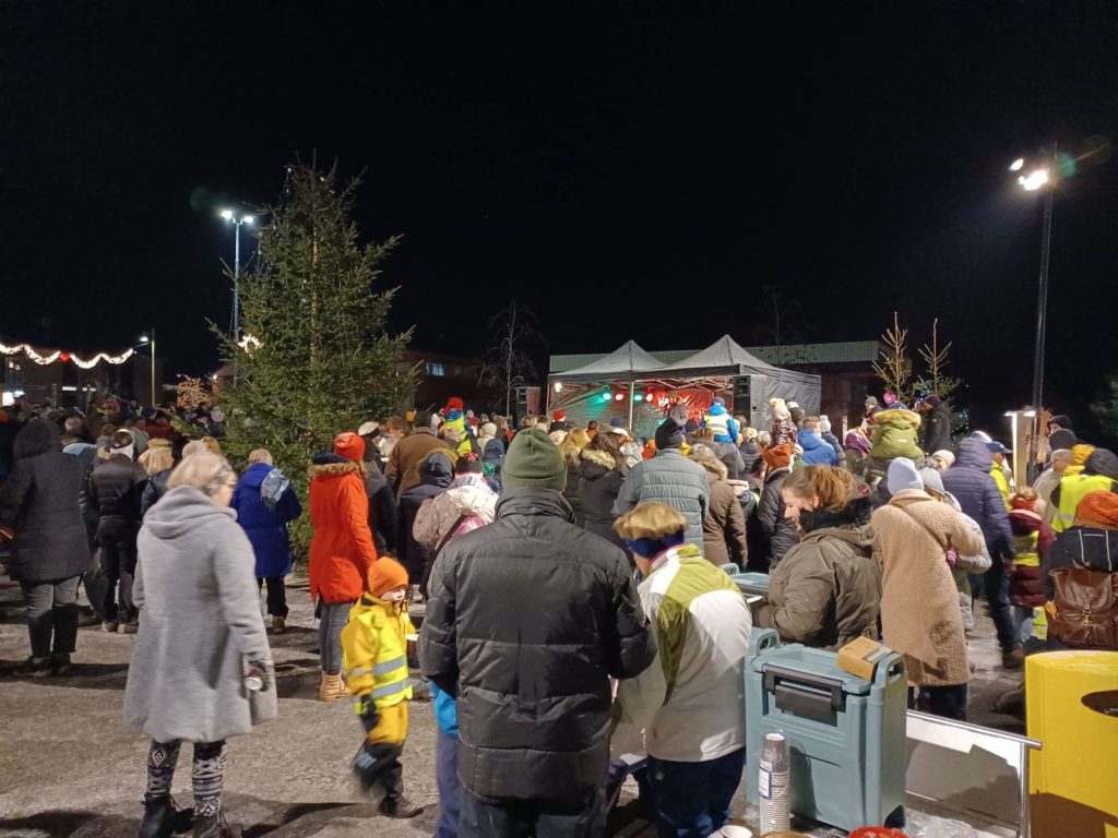 STORT OPPMØTE: Torget var nesten fullt av Løtensokninger som ville være med på julegateåpning. FOTO: Line Larsen