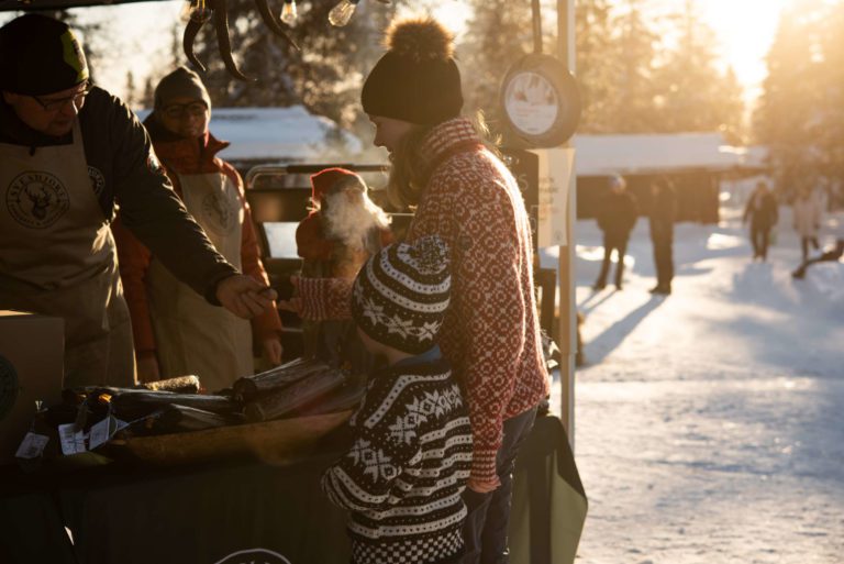 GOD STEMNING: Julemarked på Budor får fram julestemningen. FOTO: Fabel Studio.