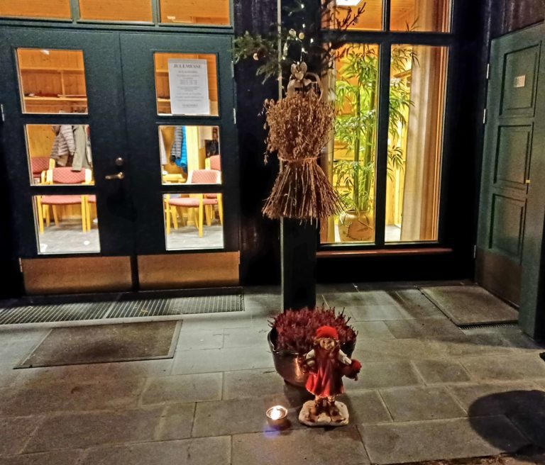 JULEMESSE: Klokkergardsringen inviterer til julemesse hele helgen. Her kan du blant annet kjøpe fine julenek. FOTO: Line Larsen