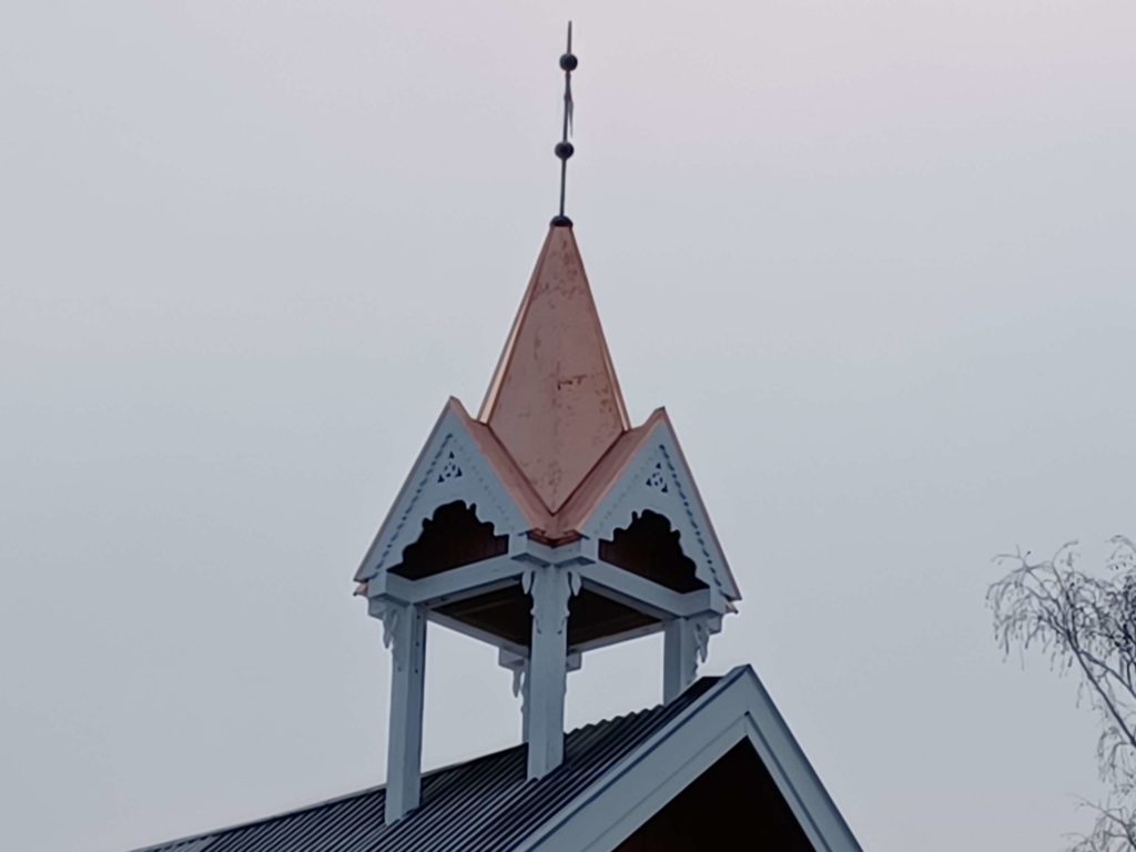 KLOKKETÅRN: Etter mye arbeid er det flotte klokketårnet på plass på Tønset Gård. FOTO: Line Larsen
