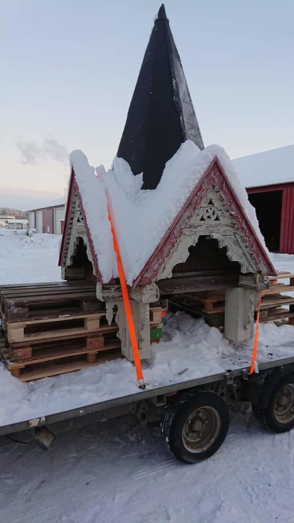 FØR RESTAURERING: Klokketårnet bar preg av å ha stått på sin plass i mange år. FOTO: Einar Myki