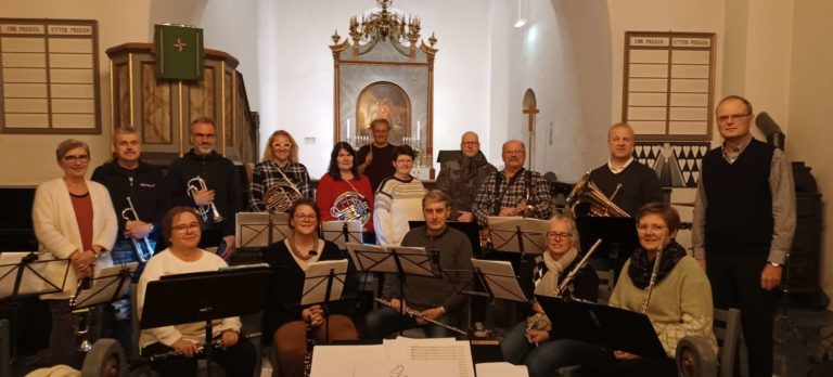 LØITEN MUSIKFORENING: Dirigent Dimitar Borrisov (midten, bakerste rekke) gleder seg til julekonsert med Løiten Musikforening og Vang Sangforening. FOTO: Line Larsen.