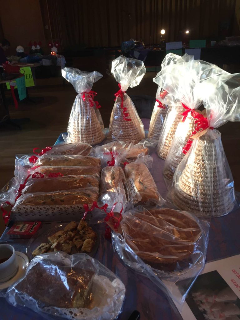 HJEMMEBAKST: På julemessen får du kjøpt flere slag av av hjembakte kaker. FOTO: Løten husflidslag.