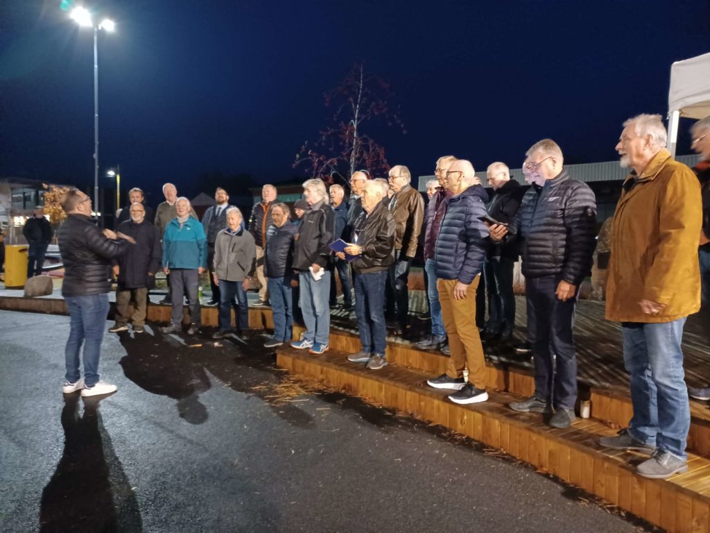 LØTEN SANGFORENING: I kveldsmørket kunne publikum nyte toner fra koret med bare menn. FOTO: Line Larsen
