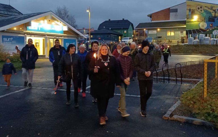 LYSTOG: Ordfører Marte Larsen Tønseth ledet an fakkeltoget. FOTO: Line Larsen