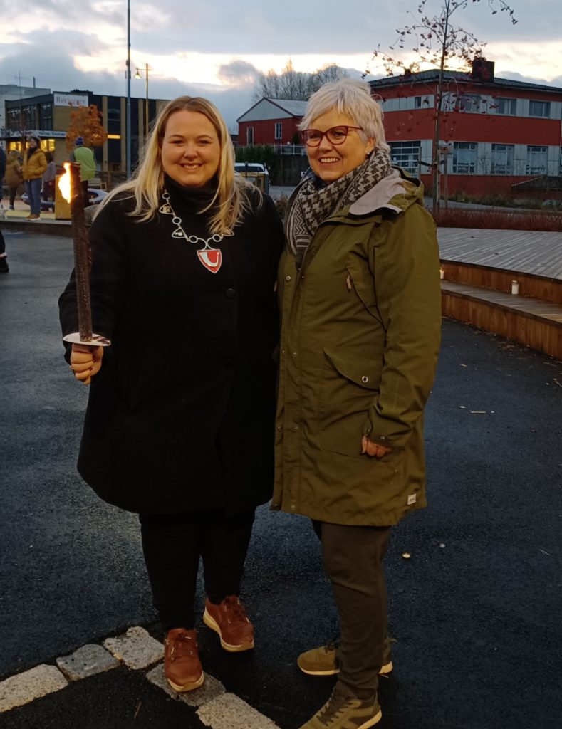 Marte Larsen Tønseth og Bente Hagen er takknemlige for oppmøtet. FOTO: Line Larsen