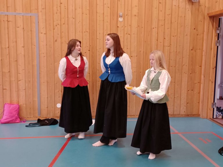 SØSTRENE LOWSOW: Margrete Hjemli, Marie A. Bjørkheim og Ella Iversen Strømbu spiller søstrene Valborg, Borghild og Hildur Lowsow i 