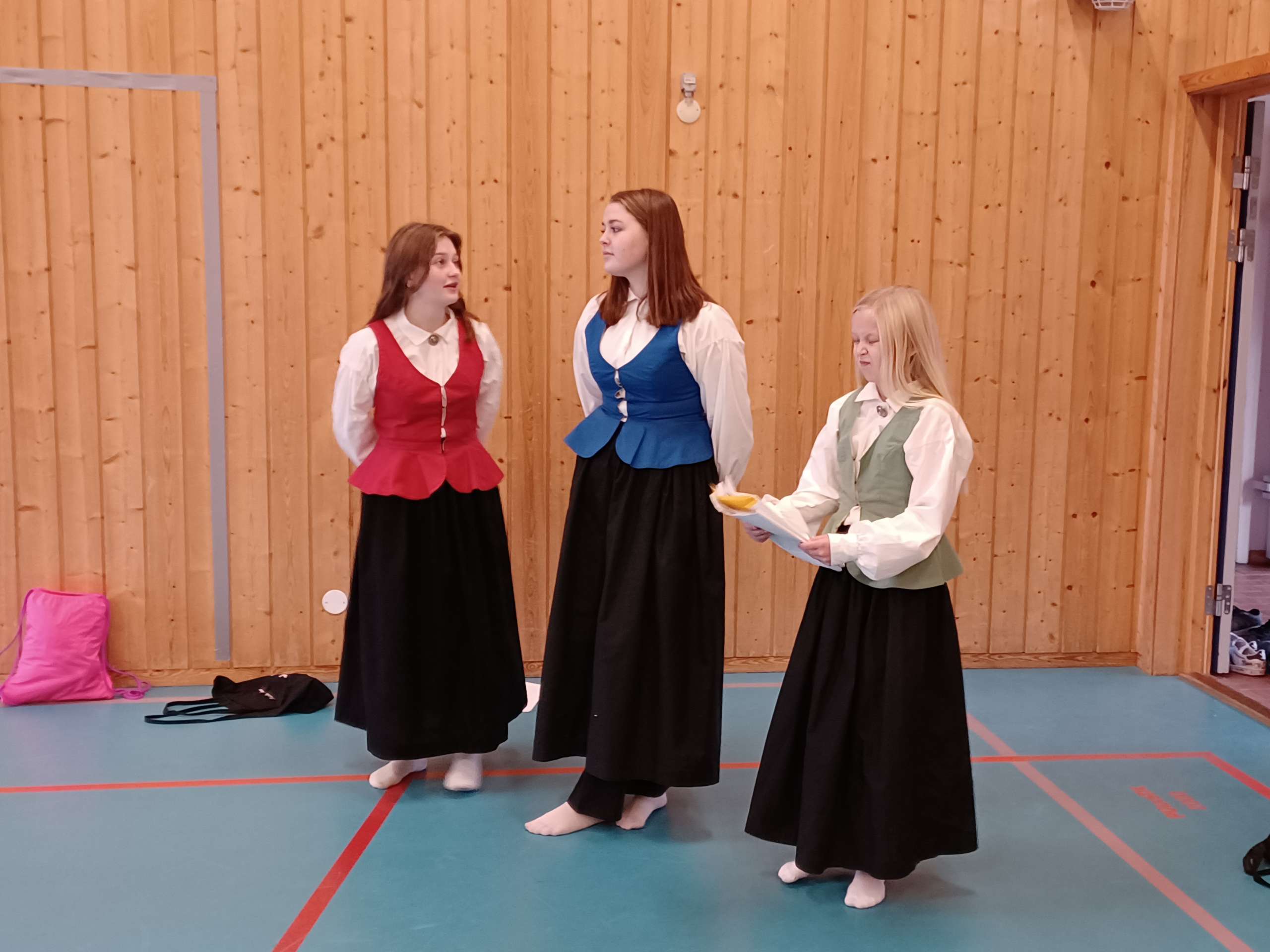 SØSTRENE LOWSOW: Margrete Hjemli, Marie A. Bjørkheim og Ella Iversen Strømbu spiller søstrene Valborg, Borghild og Hildur Lowsow i "Mens Edvard tegner". FOTO: Line Larsen