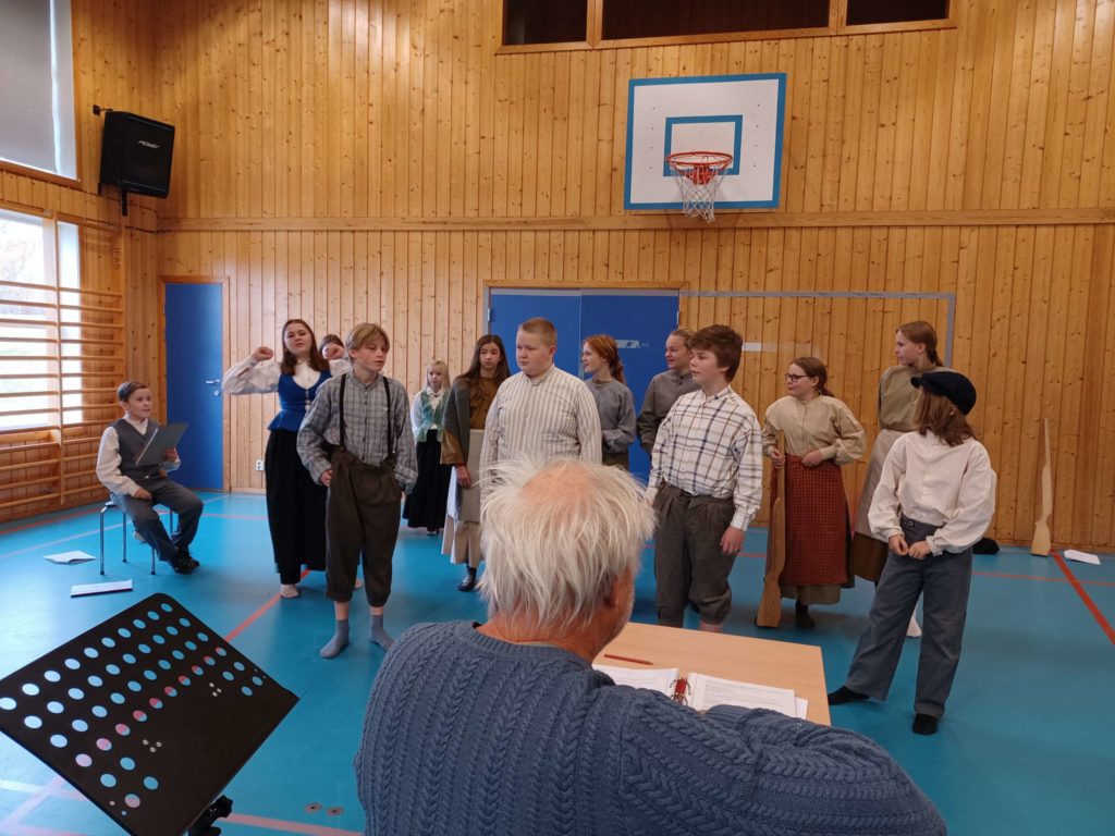 SYNGER MED: Tor Karseth er en engasjert instruktør og synger med i sangene fra stykket. FOTO: Line Larsen.