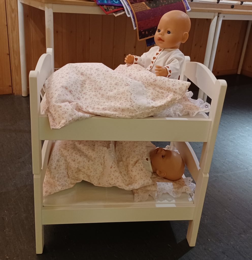 PREMIE SOM KAN GLEDE DE MINSTE: Babydukker i egen seng, med ett utvalg av klær er nok på ønskelisten til mange små. FOTO: Line Larsen.