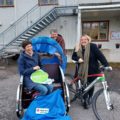 SYKLE FOR FRIVILLIGHETEN: Trine Fjeldstad Kazemba, Unni Sigrid Fjeldstad og Marte Larsen Tønseth skal alle delta i sykkelturen-2022, og gleder seg til det. FOTO: Line Larsen