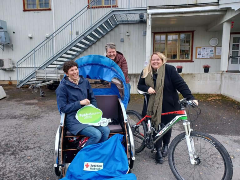 SYKLE FOR FRIVILLIGHETEN: Trine Fjeldstad Kazemba, Unni Sigrid Fjeldstad og Marte Larsen Tønseth skal alle delta i sykkelturen-2022, og gleder seg til det. FOTO: Line Larsen