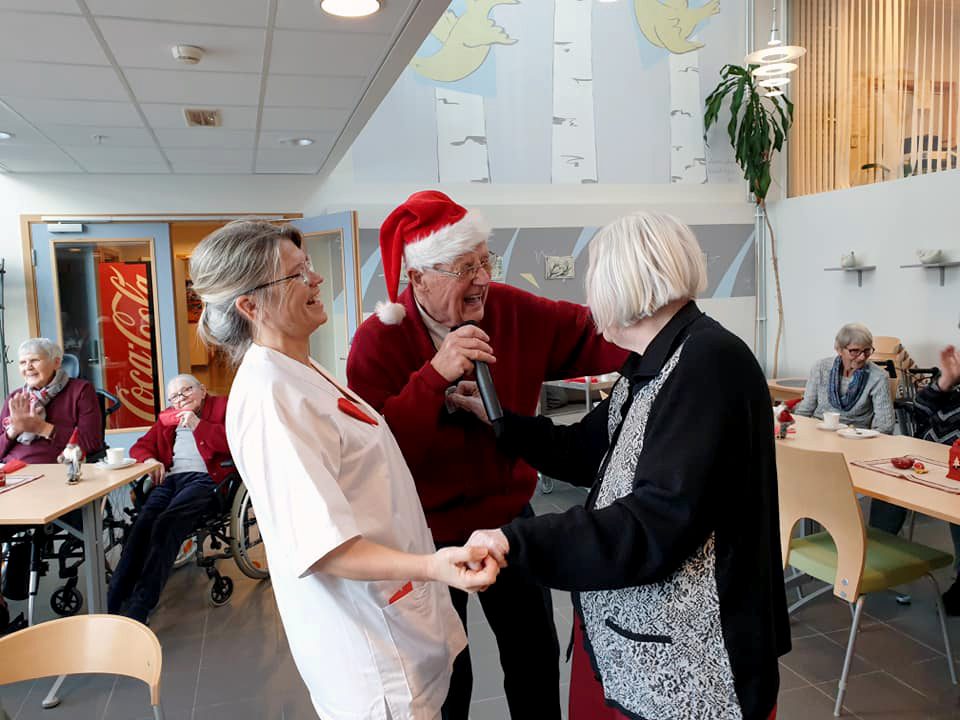 FØRJULSTID: Hjerte for jul på Jotunhaugen sykehjem. Kai Lidvin Hagen har fått på nisselue. FOTO: Laila Næsseth