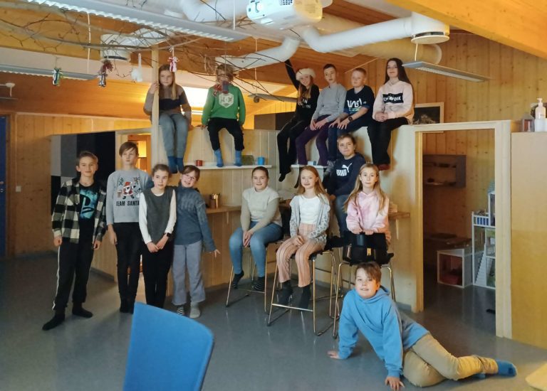 HYGGEKVELD: En fornøyd klasse møttes torsdag kveld for film og juleverksted. Fremst til høyre Johannes Sjøberg Nygaard. Nederste rekke fra venstre: Håkon Reiersen Øxseth, Julian Tøger Ødegård, Andrine Ruud Aakvik, Matilde K Strand-Larsen, Martine Cae Ottosen, Amalie Andersen. Petter Vestengen og Vilje M Fagerli. Bakerste rekke fra venstre: Nora H Palerud Dahl, Eirik A Kristiansen Lekve, Emma Grønsveen Stenseth, Aleksander Imset Jølstadengen, Martinus Vestskogen Jevnaker og Natalie Alvseike. FOTO: Line Larsen