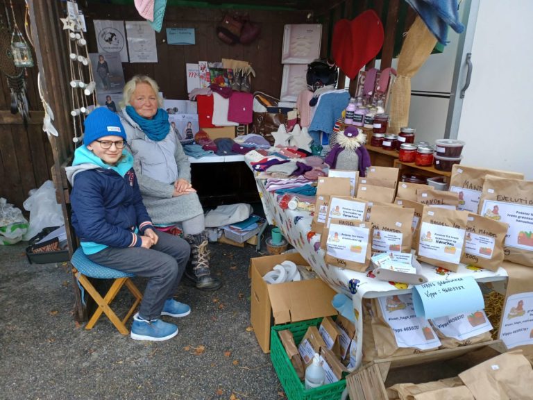 ANN-KRISTIN OG IVAN DJUVE: Her fra lysfest i Løten, hvor Ivan solgte grønnsaker fra egen hage. Sammen med resten av familien inviterer de til jul, og gir en sjekk på 10.000 kroner til Røde Kors i Løten. FOTO: Line Larsen