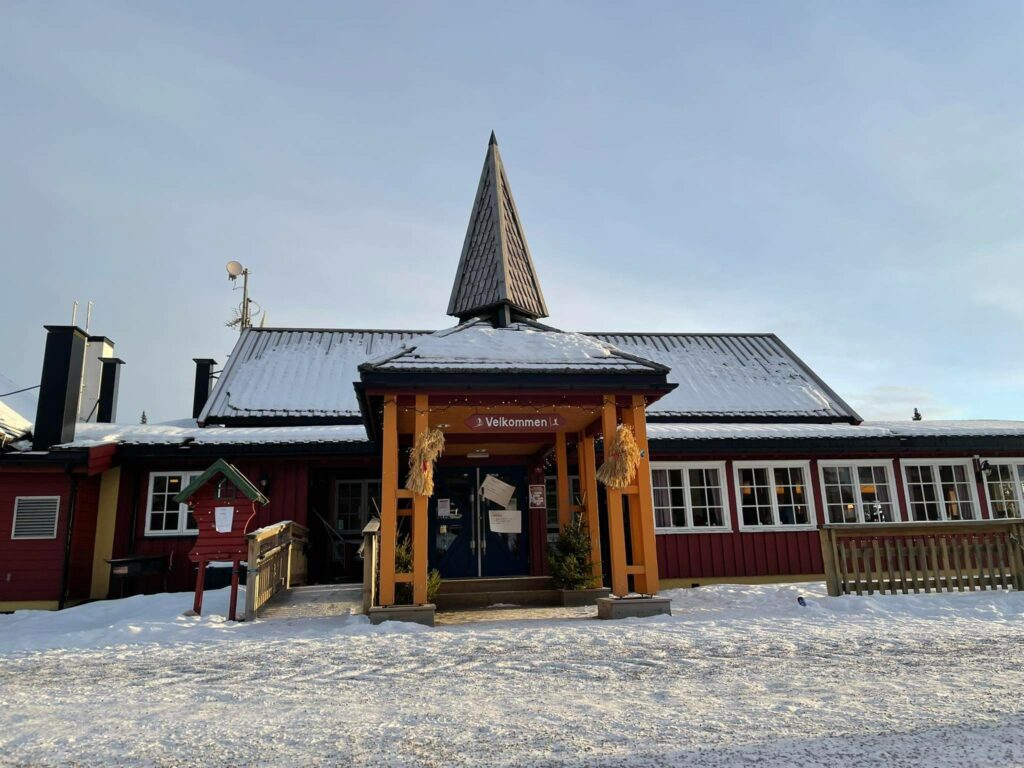 BUDOR GJESTEGÅRD: På gjestegården kunne man få seg en varm kopp kaffe og vaffel. FOTO: Line Larsen