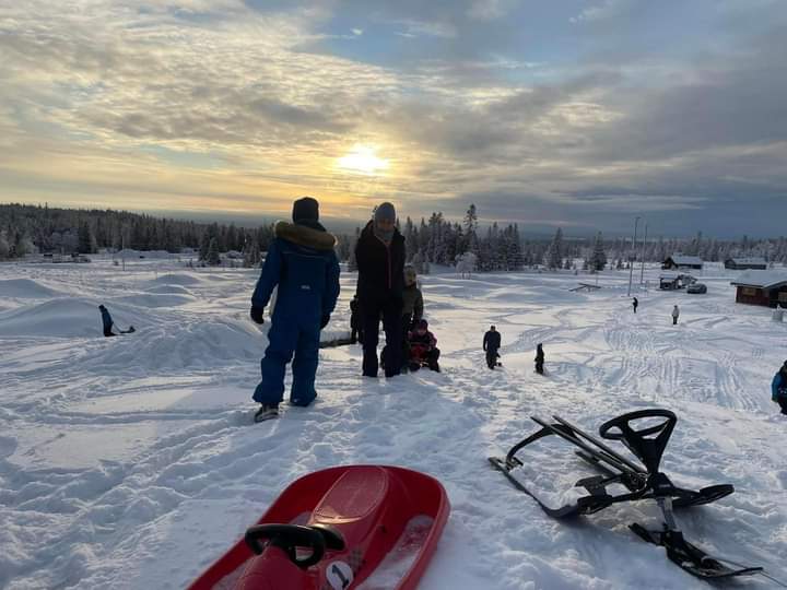 KLART FOR LEK I SNØEN: Lekeområdet på Budor er klar for aking og snøballkast. FOTO: Budor Hytteutleie