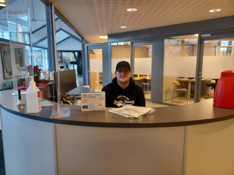 NOK TESTER: Dennis Andreassen deler ut selvtest for Covid-19, og sier at kommunen har nok tester til de som trenger det. FOTO: Line Larsen