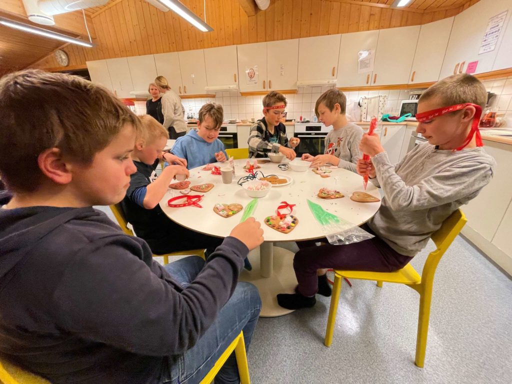 IVRIGE PEPPERKAKEPYNTERE: Fra venstre sitter Petter, Aleksander, Tøger, Håkon, Johannes og Martinus. Foto: Helene Holt Palerud.