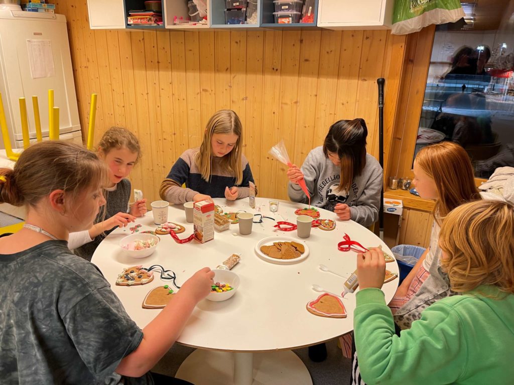 IVRIGE PEPPERKAKEPYNTERE: Fra venstre sitter Sol, Eirik, Amalie, Emma, Nora og Andrine. Foto: Helene Holt Palerud.