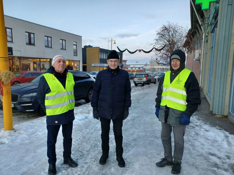 SPREKE MENN: Dagfinn Bolstad, Anders Stenberg og Olaf Brobakken er faste trimkompiser som møtes for gåtur i Løten. I dag var Stenberg forhindret i å bli med, og hadde derfor ikke refleksvest på, som de bruker på sine gåturer. FOTO: Line Larsen