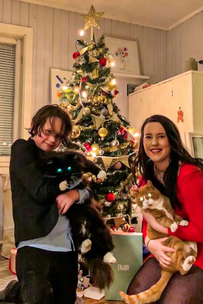 GLEDER SEG TIL JUL I LØTEN: Hilde Mari Bjørke og sønnen Adrian gleder seg til jul, og skal feire sammen med familien sin. FOTO: Privat