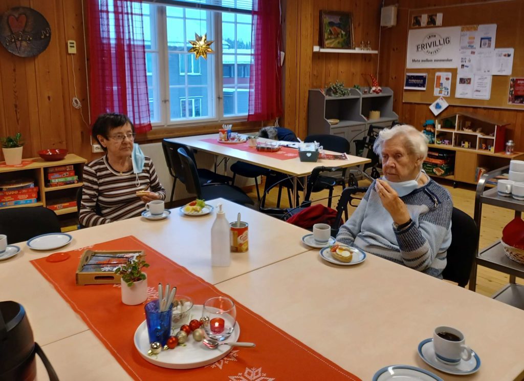 KOSELIG MED TREFF FØR JUL: Anne Marie Hågensen og Reidun Finvik er med på Hyggetreff så ofte som de kan, og er glade for at det ble treff nå i en travel måned. FOTO: Line Larsen