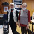 FASTE BAKERE TIL HYGGETREFF: Oddveig Westby og Reidun Enger har i alle år sørget for kaffe og noe attåt til hyggetreffene. Daglig leder, Trine Fjeldstad Kazemba i bakgrunnen. FOTO: Line Larsen
