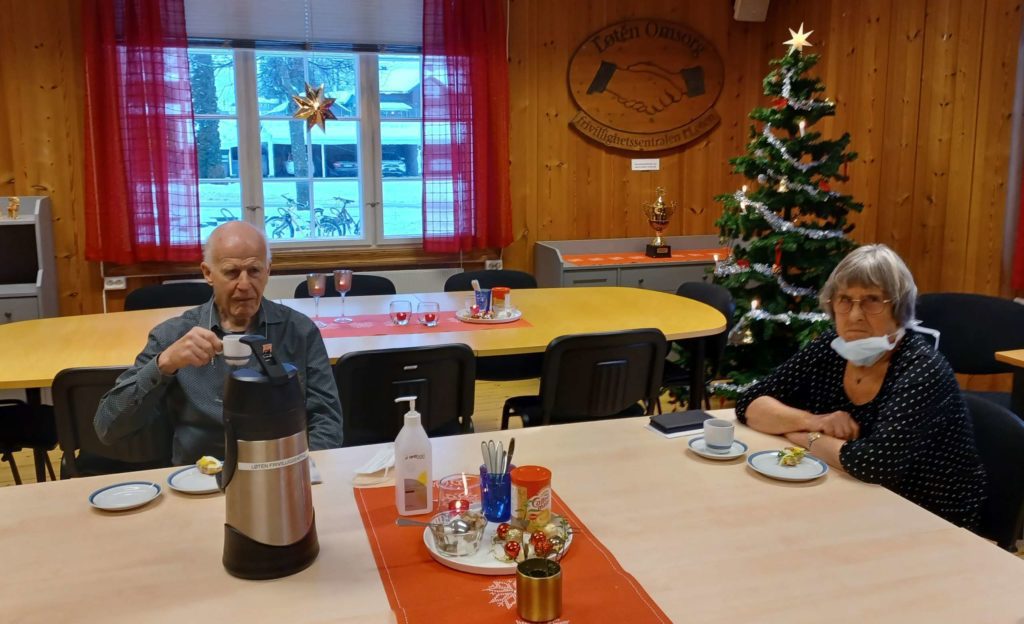 GODT MED KAFFE: Olaf Brobakken var eneste mann på treffet, og forteller at kaffen og kaker som bakes til treffet alltid smaker godt. Med anbefalt avstand nyter han dagens servering sammen med Reidun Finvik. FOTO: Line Larsen