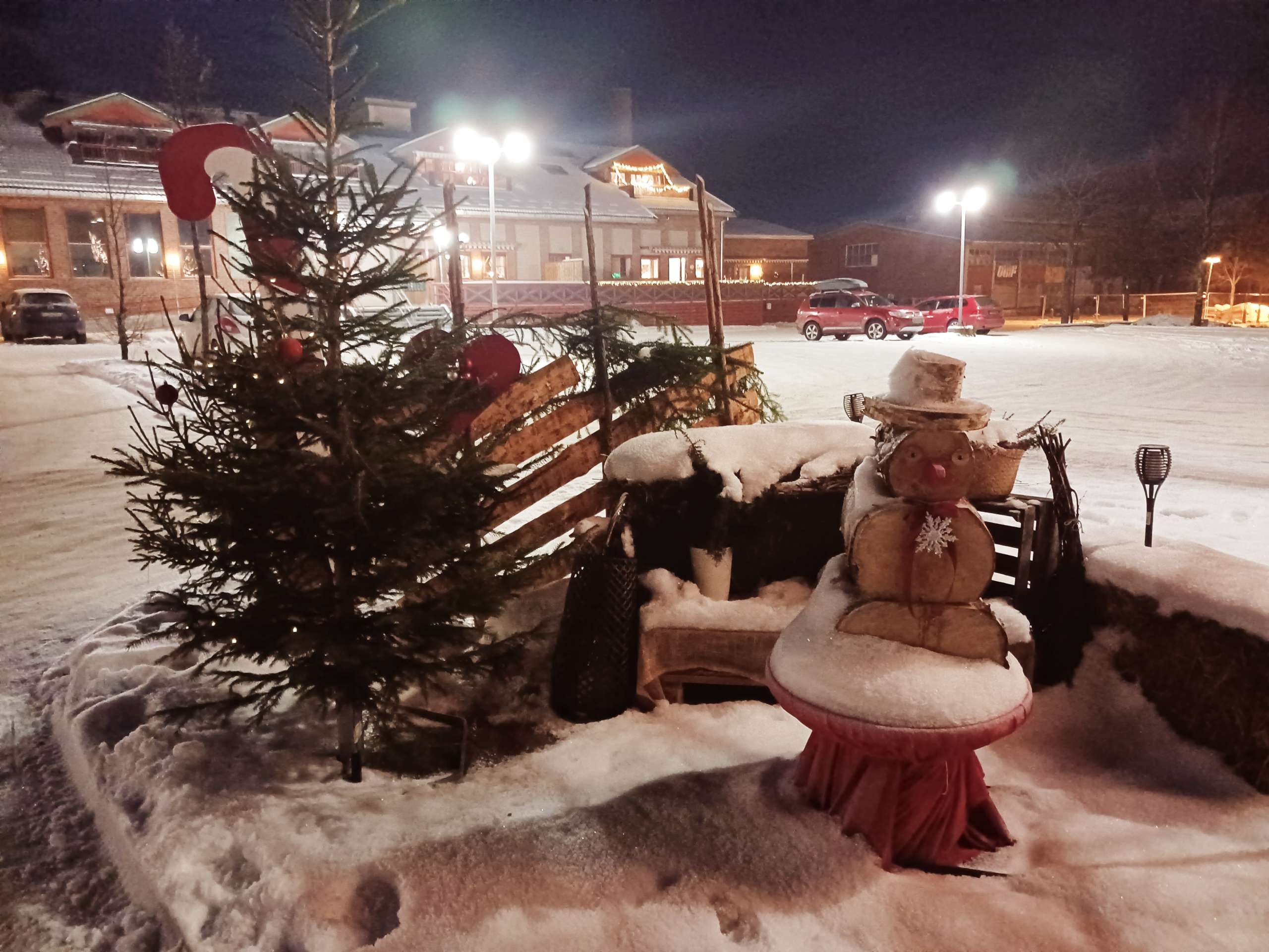 JUL I LØTEN: Løtensokninger setter pris på at det er så fint pyntet i sentrum. FOTO: Line Larsen