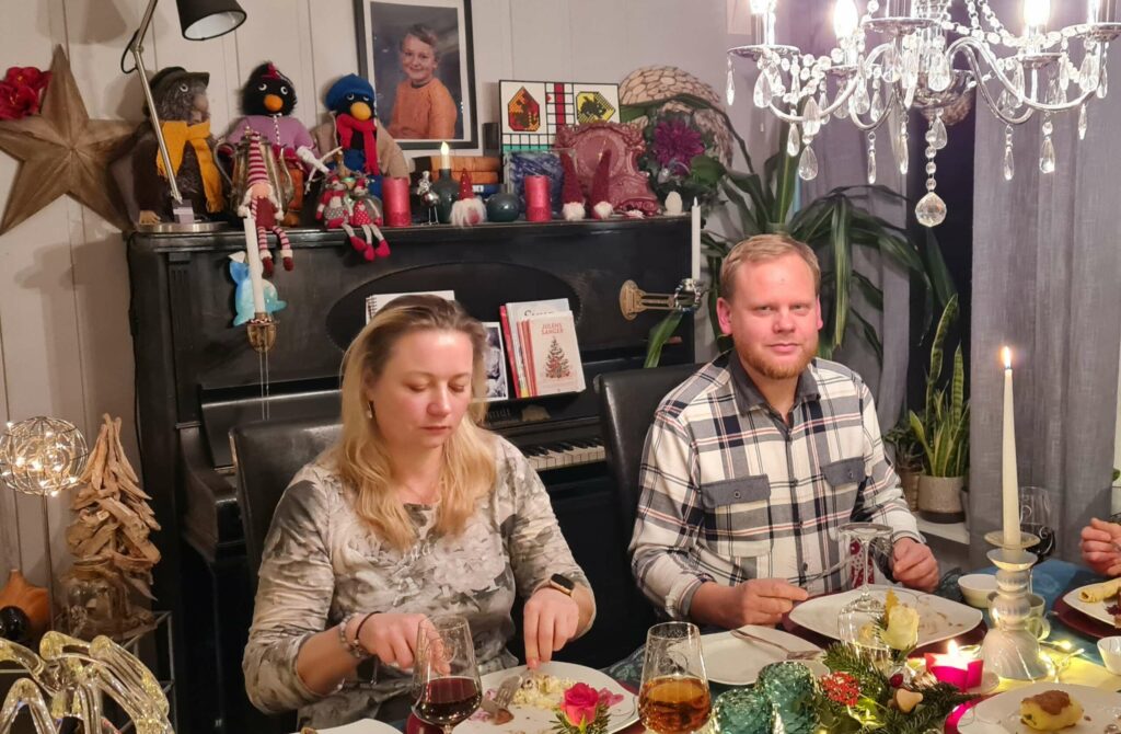 VELDIG TAKKNEMLIG: Monika og Daniel Filipowicz, opprinnelig fra Polen, var blant gjestene i Balkevegen. De var veldig takknemlig for invitasjonen, og fikk smake ribbe for første gang. FOTO: Lars Ola Djuve