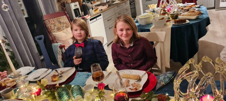 FANT FORT TONEN: Både Filip Filipowicz som var gjest, og Ivan Djuve som serverte god mat på kvelden , er 11 år. De fant raskt tonen, og hadde en super julekveld sammen. FOTO: Lars Ola Djuve