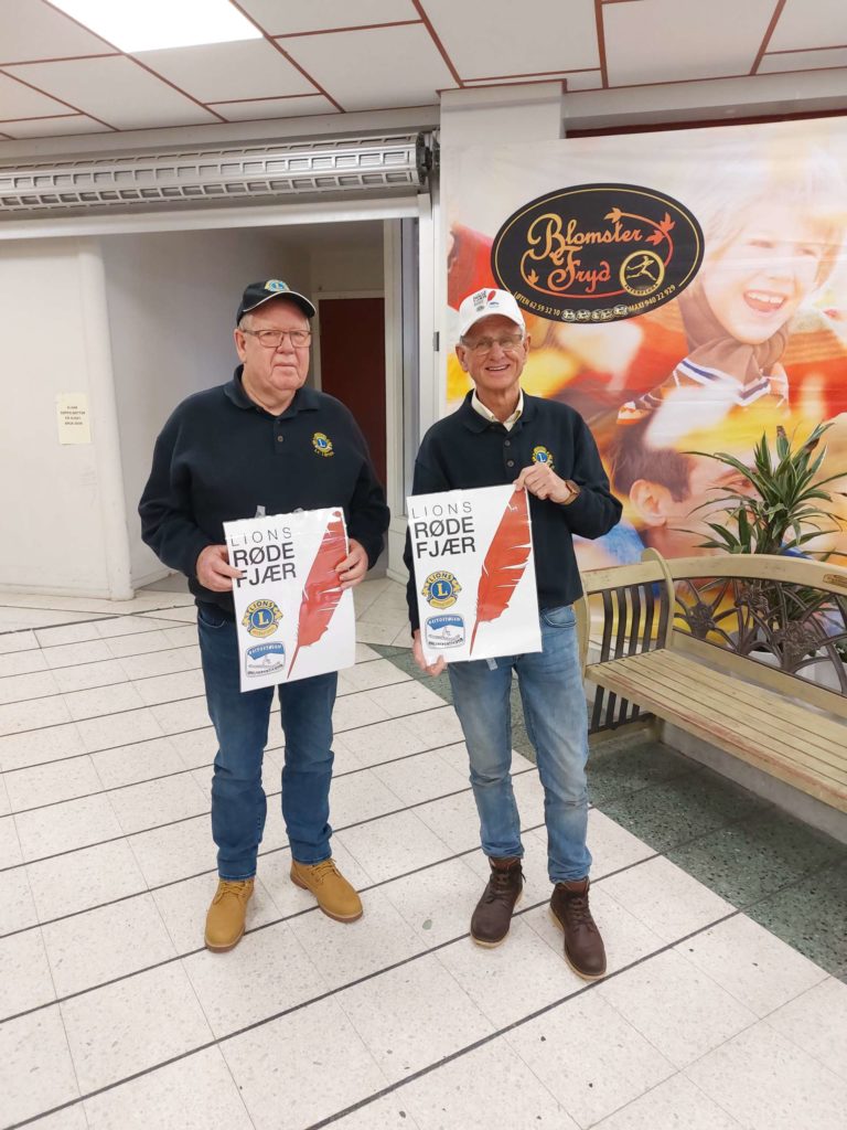 RØDE FJÆR: Trond Egil Nordli og Basse Vasaasen i Lions vil ha flere bøssebærere med på laget i Løten. FOTO: Privat