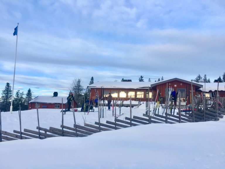 HOLDER STENGT TIL NESTE ÅR: Målia er blant hyttene som holder stengt til over nyttår etter anbefaling fra kommuneoverlege. FOTO: Sigrid Friis Ruud.
