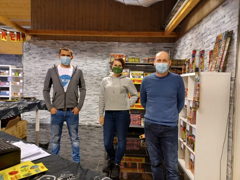 SELGER FYRVERKERI TIL NYTTÅRSAFTEN: Rafael Kuznik, Kristin Østberg og Odd Flagstad sørger for at Løtensokninger får glitrende smell til nyttårsaften. FOTO: Line Larsen