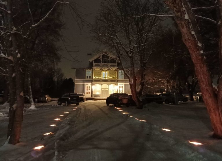 JULEMAGI: Rosenlund Park hadde en hyggelig kveld med kjente artister og fornøyd publikum. FOTO: Line Larsen