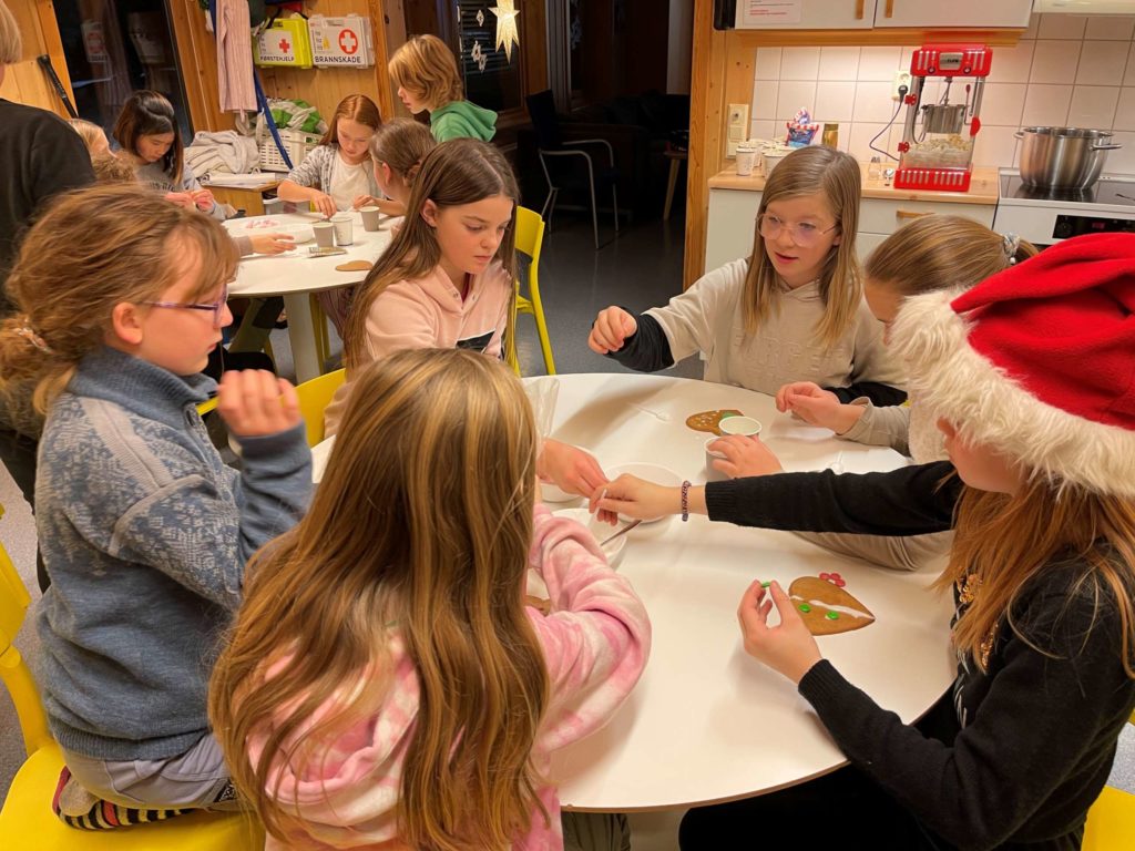 IVRIGE PEPPERKAKEPYNTERE: Rundt bordet i forgrunnen sitter fra venstre Mathilde, Vilje, Emma, Martine, Solveig og Natalie. Foto: Helene Holt Palerud.